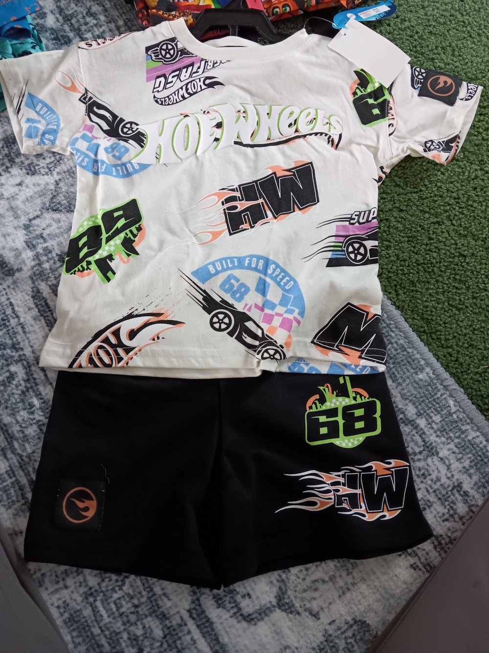 Hot Wheels Boys White Graphic Tee and Shorts Size 2T